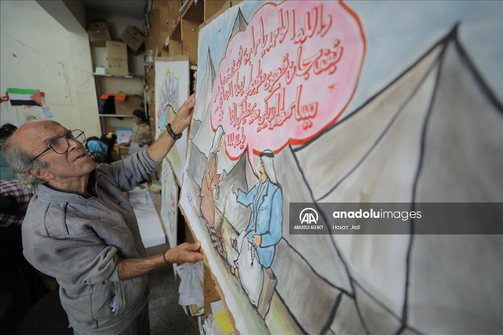 الرسام الفلسطيني محمد الغف 62 عاما يعلم الاطفال فن الرسم رغم الصعوبات في مخيم النصيرات وسط قطاع غزة