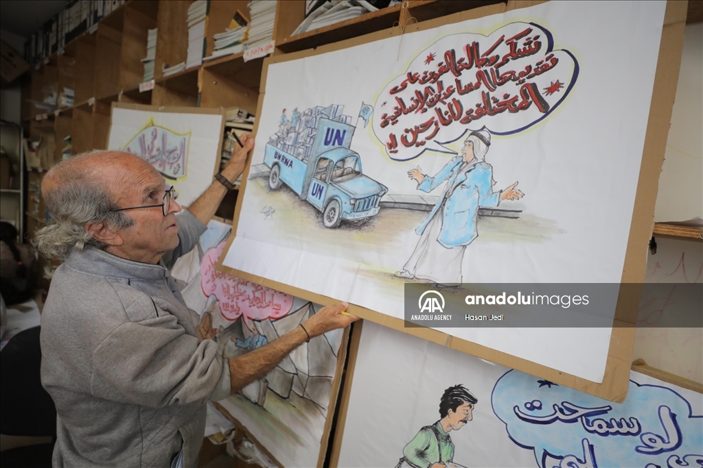الرسام الفلسطيني محمد الغف 62 عاما يعلم الاطفال فن الرسم رغم الصعوبات في مخيم النصيرات وسط قطاع غزة