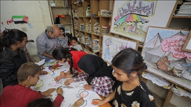 Filistinli ressam Ghaf, İsrail saldırıları altındaki Gazze'de çocuklara ders vermeye devam ediyor