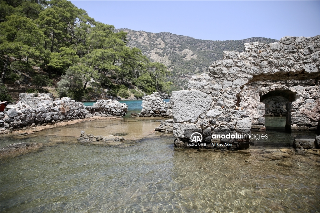 Kleopatra Koyu'nun ziyaretçileri tarih ve doğayı iç içe buluyor