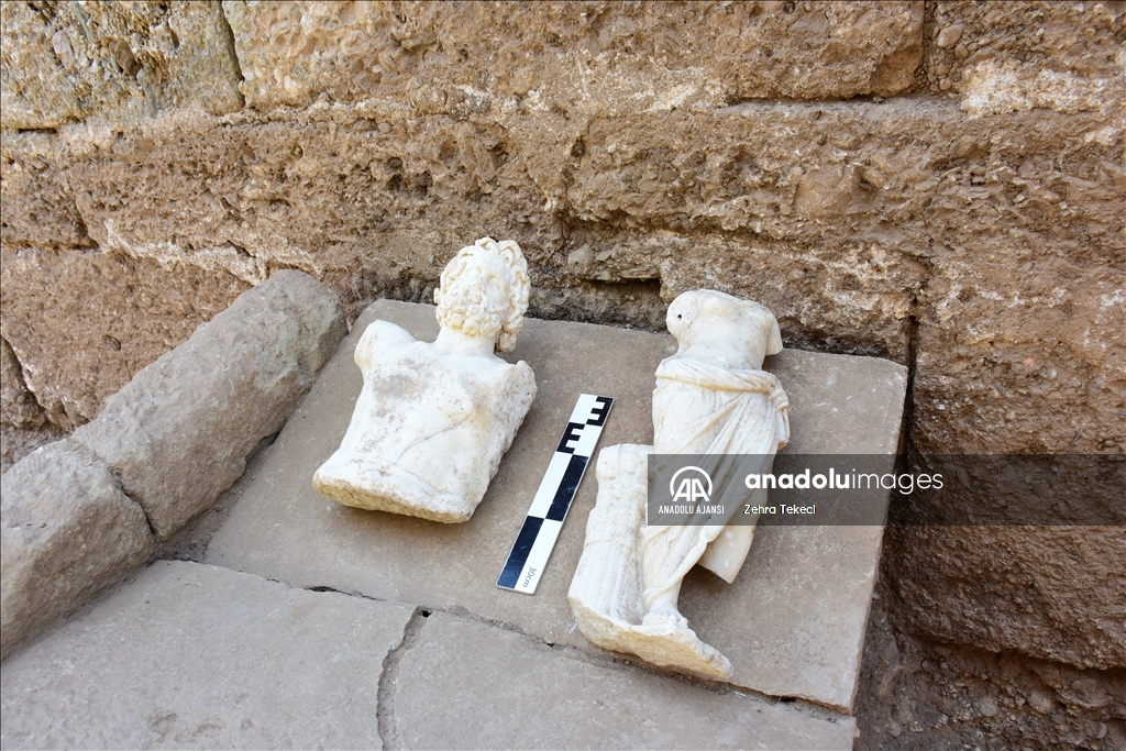 Aspendos Antik Kenti'nde bulunan Zeus ve Afrodit heykelleri arkeologları heyecanlandırdı