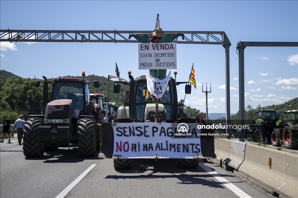 Çiftçiler protestolar sırasında İspanya-Fransa sınırındaki yolları kapattı