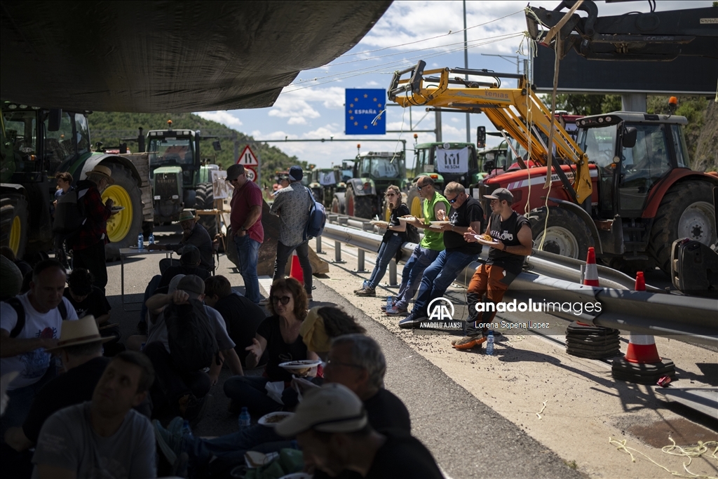 Çiftçiler protestolar sırasında İspanya-Fransa sınırındaki yolları kapattı