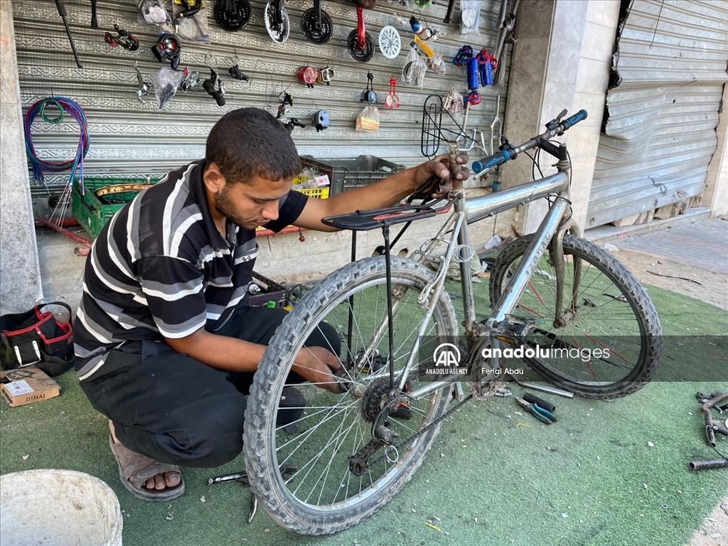 Fuel shortage increases demand for bicycles in Gaza under Israeli attacks