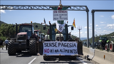 Çiftçiler protestolar sırasında İspanya-Fransa sınırındaki yolları kapattı