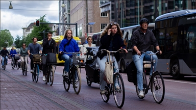 Hollandalılar erken yaştan itibaren her alanda bisiklet kullanıyor