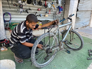 Fuel shortage increases demand for bicycles in Gaza under Israeli attacks