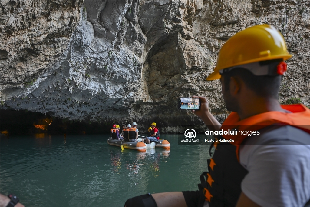 Turistlerin ilgi odağı Altınbeşik Mağarası