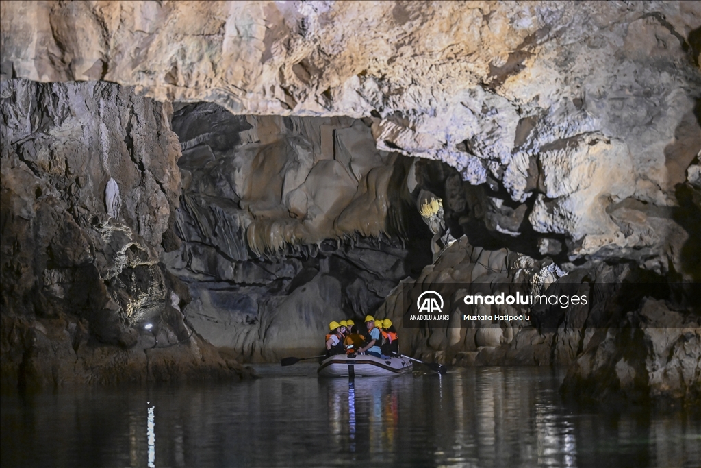 Turistlerin ilgi odağı Altınbeşik Mağarası