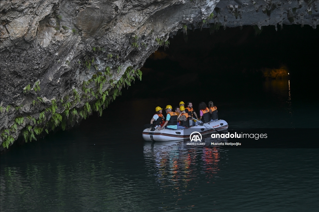 Turistlerin ilgi odağı Altınbeşik Mağarası