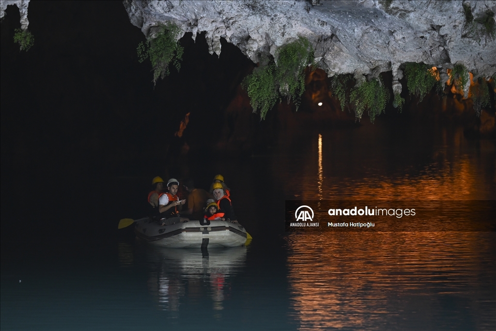 Turistlerin ilgi odağı Altınbeşik Mağarası