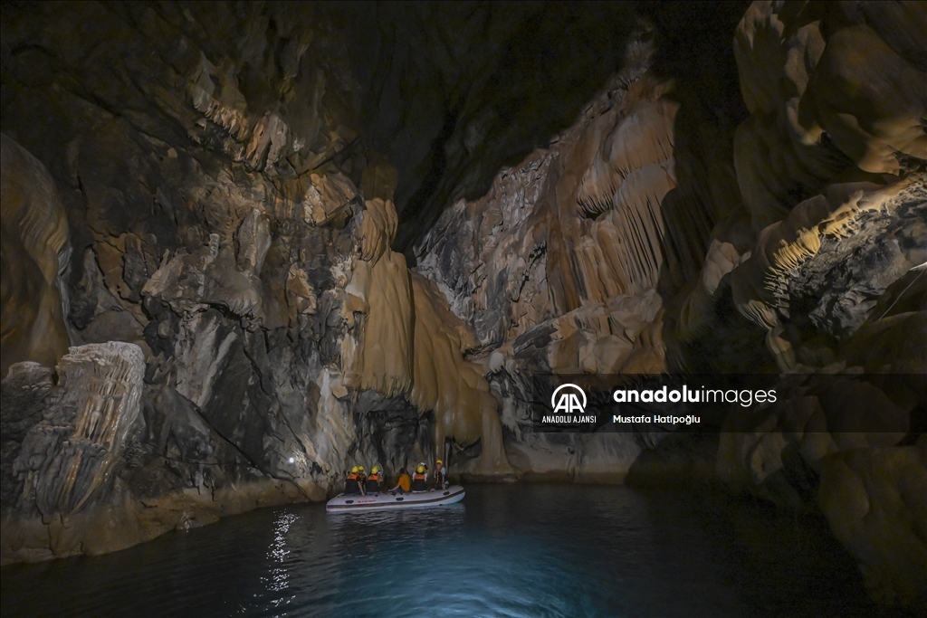 Turistlerin ilgi odağı Altınbeşik Mağarası