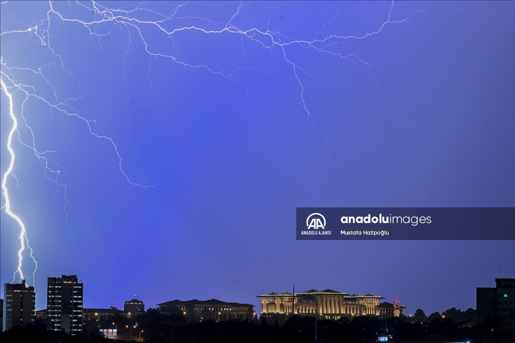 Ankara'da şimşekli akşam