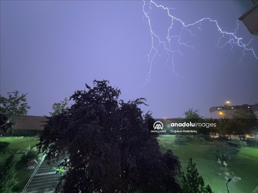 Ankara'da şimşekli akşam