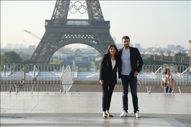 Пять олимпийских колец установили на Эйфелевой башне в преддверии летних Олимпийских игр в Париже 