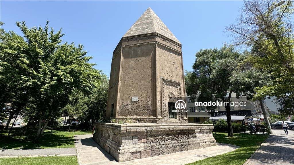 Anadolu'daki kümbetler Türklerin binlerce yıllık defin geleneğini yansıtıyor
