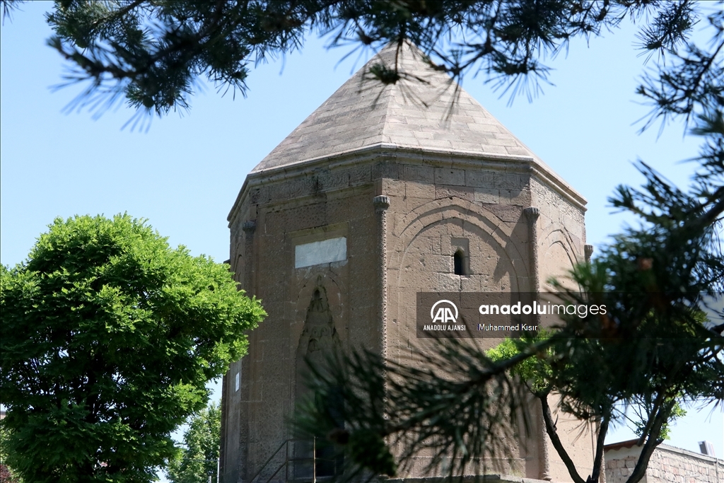 Anadolu'daki kümbetler Türklerin binlerce yıllık defin geleneğini yansıtıyor