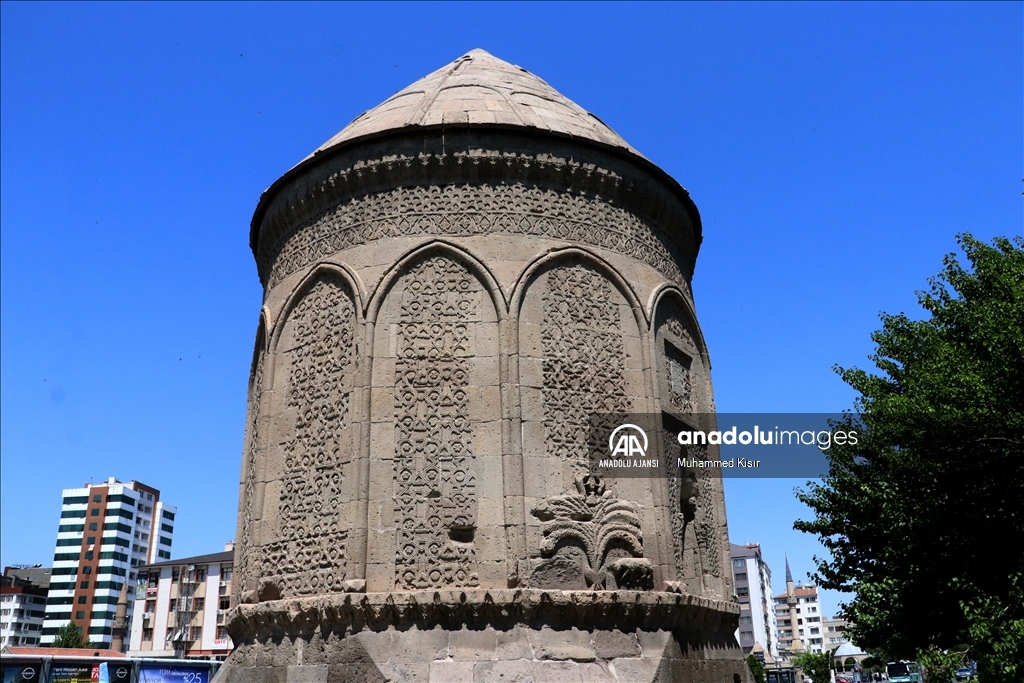 Anadolu'daki kümbetler Türklerin binlerce yıllık defin geleneğini yansıtıyor