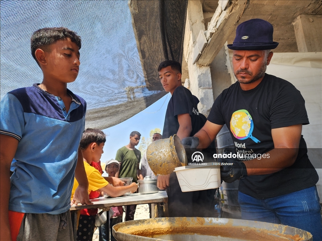 World Central Kitchen, Gazze'de yerinden edilmiş Filistinlilere yemek dağıttı
