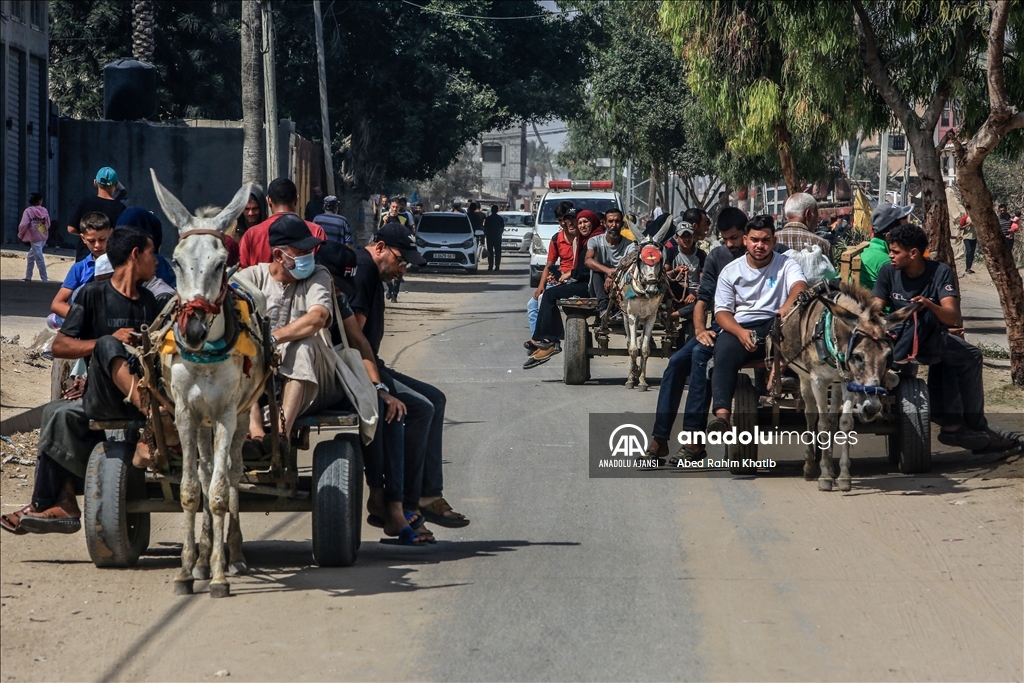 Gazze'de yakıt krizi knedeniyle kentte ulaşım at ve eşek arabalarıyla sağlanıyor