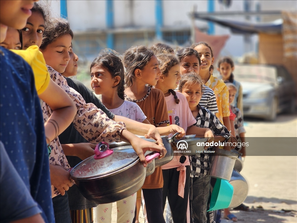 World Central Kitchen, Gazze'de yerinden edilmiş Filistinlilere yemek dağıttı