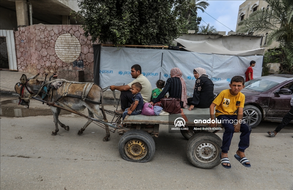 Gazze'de yakıt krizi knedeniyle kentte ulaşım at ve eşek arabalarıyla sağlanıyor