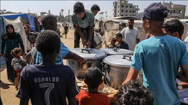 Aid organizations in Gaza distribute hot meals to Palestinians