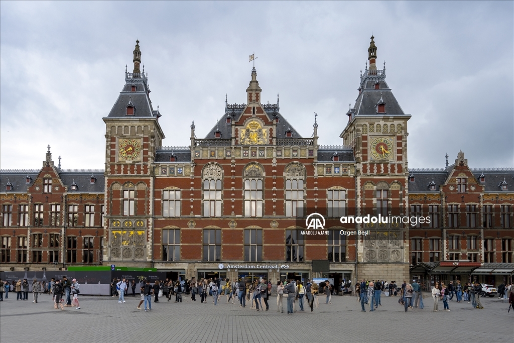 Amsterdam Centraal İstasyonu