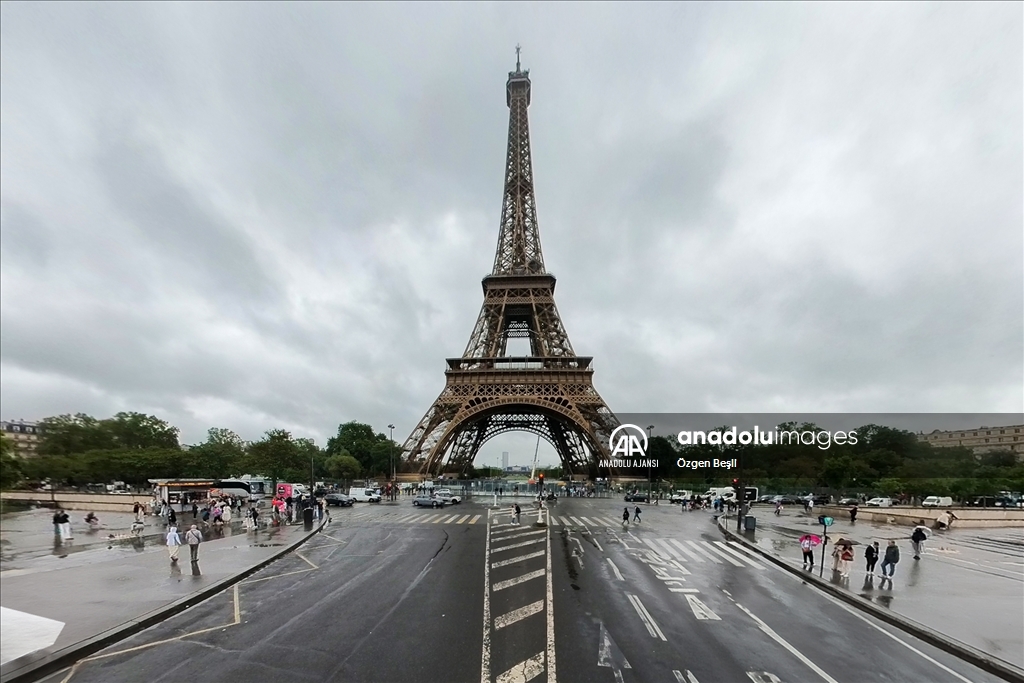 Paris'in sembolü Eyfel Kulesi