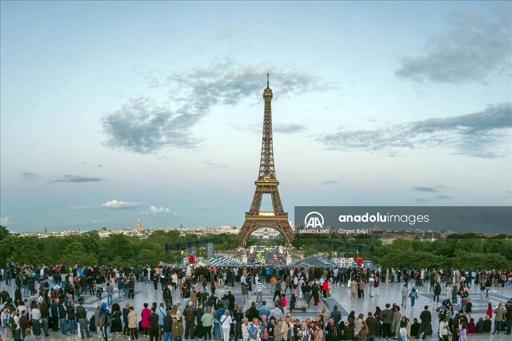 Paris'in sembolü Eyfel Kulesi