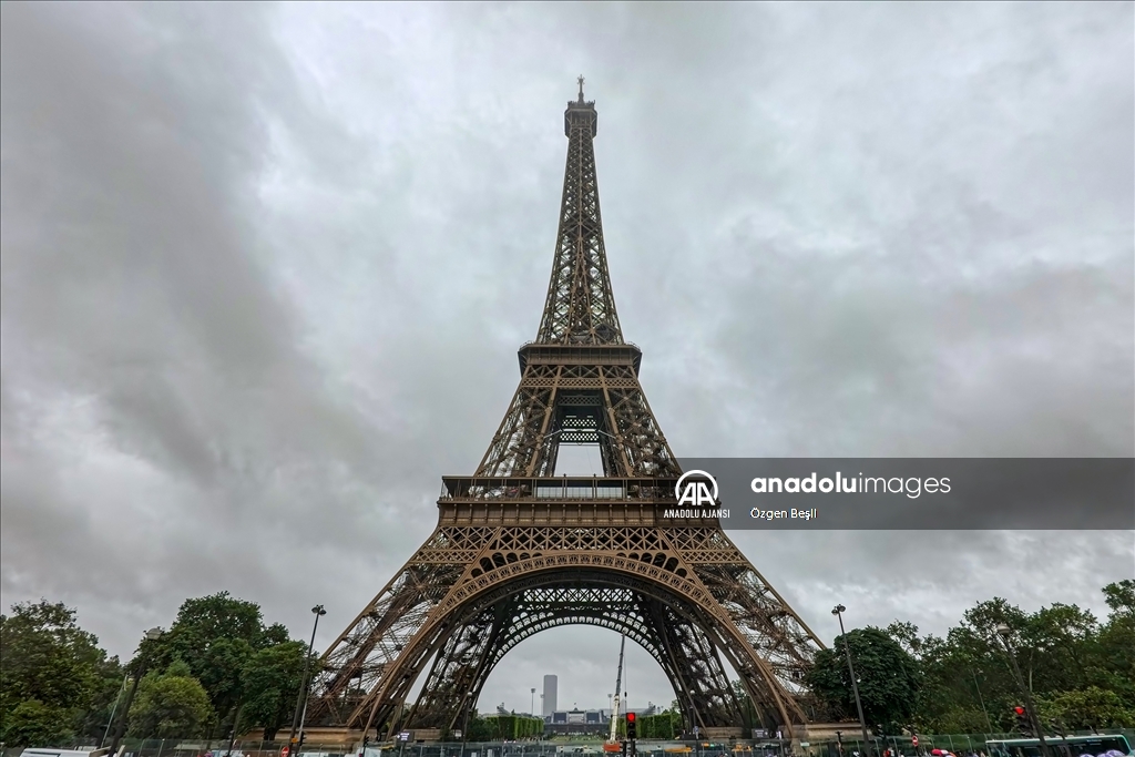 Paris'in sembolü Eyfel Kulesi