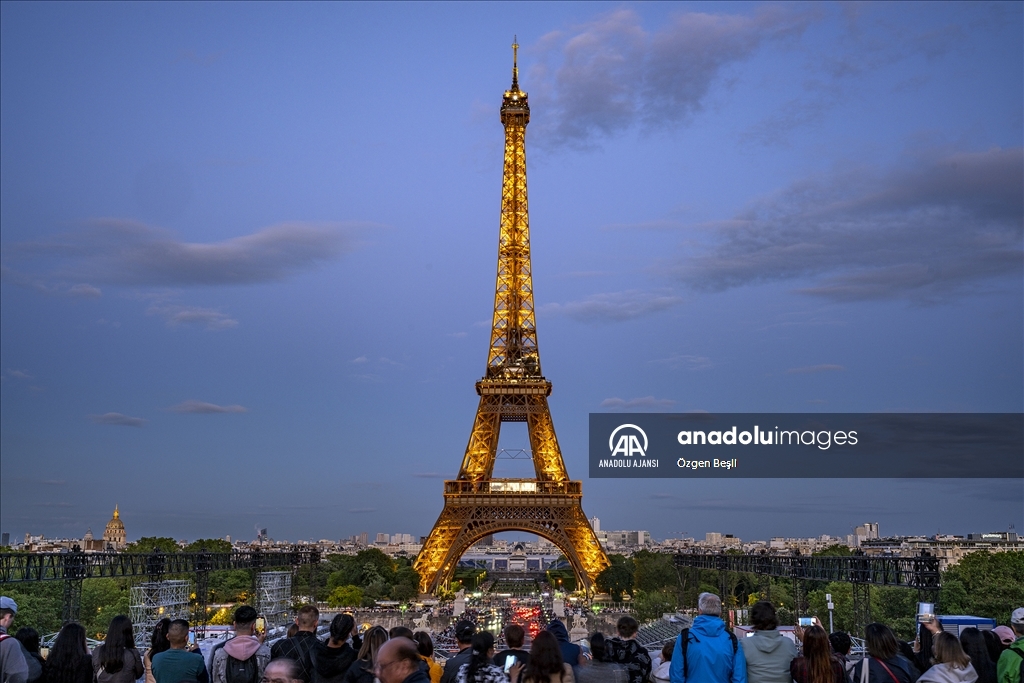 Paris'in sembolü Eyfel Kulesi