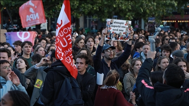 Fransa'da vatandaşlar AP seçimlerinde aşırı sağın güçlenmesini protesto etti