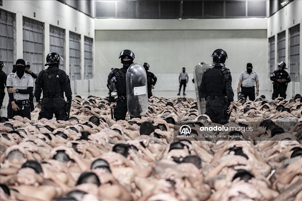 El Salvador'da 2000 çete üyesi, yeni inşa edilen yüksek korunaklı hapishaneye nakledildi