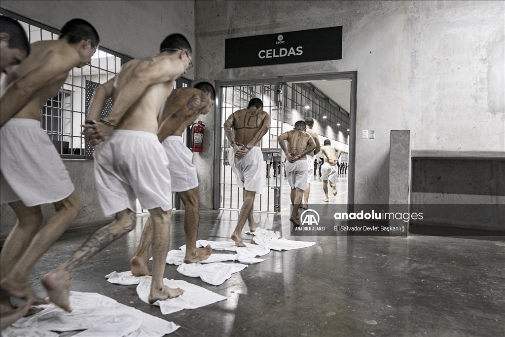 El Salvador'da 2000 çete üyesi, yeni inşa edilen yüksek korunaklı hapishaneye nakledildi