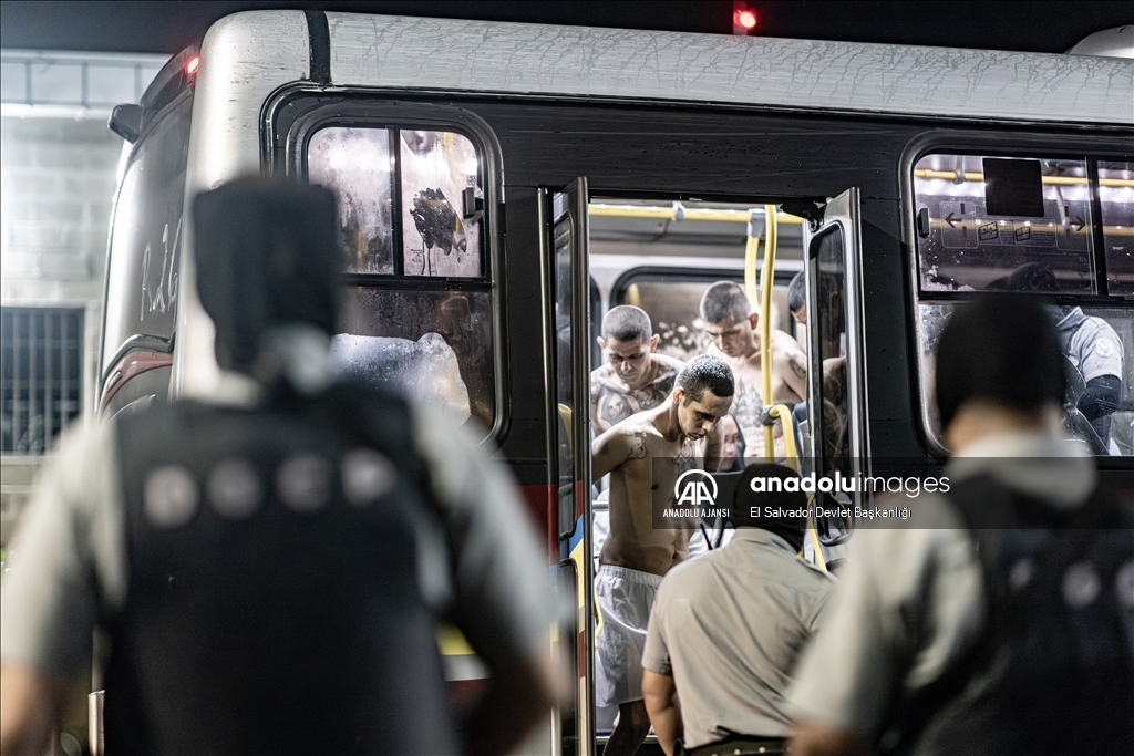 El Salvador'da 2000 çete üyesi, yeni inşa edilen yüksek korunaklı hapishaneye nakledildi