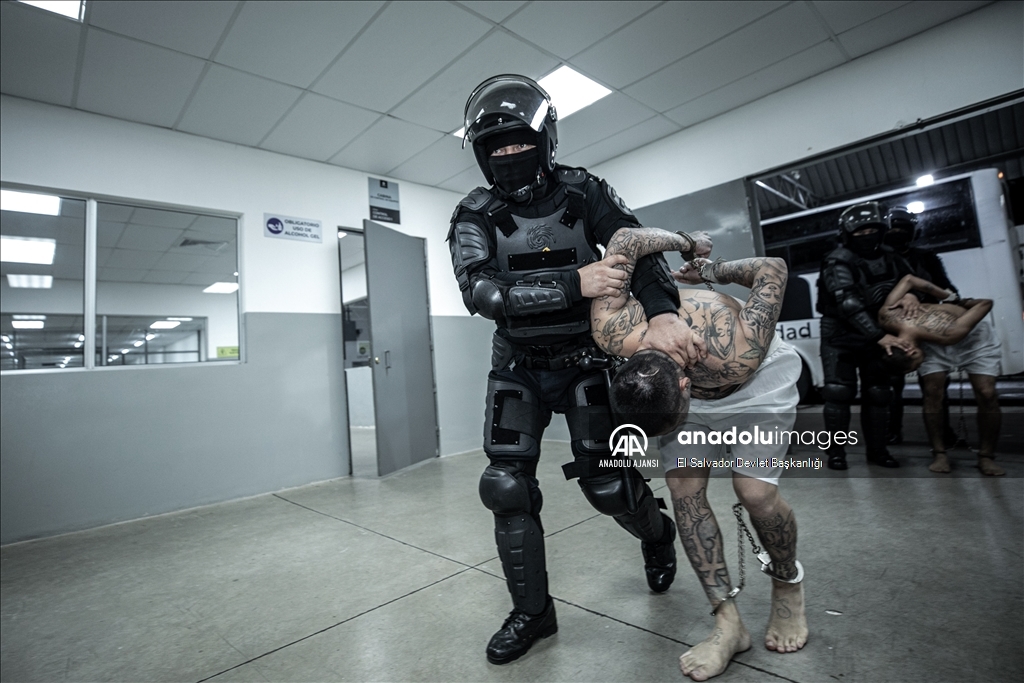 El Salvador'da 2000 çete üyesi, yeni inşa edilen yüksek korunaklı hapishaneye nakledildi