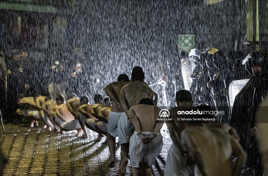 El Salvador'da 2000 çete üyesi, yeni inşa edilen yüksek korunaklı hapishaneye nakledildi