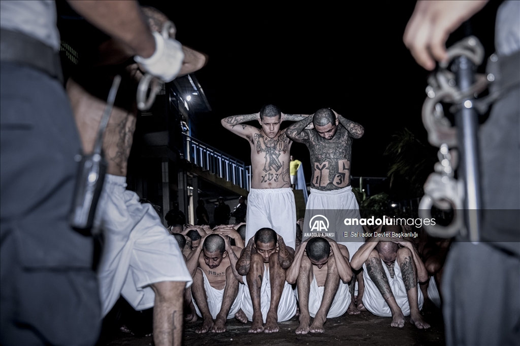 El Salvador'da 2000 çete üyesi, yeni inşa edilen yüksek korunaklı hapishaneye nakledildi