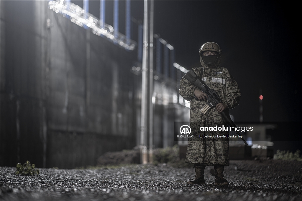 El Salvador'da 2000 çete üyesi, yeni inşa edilen yüksek korunaklı hapishaneye nakledildi
