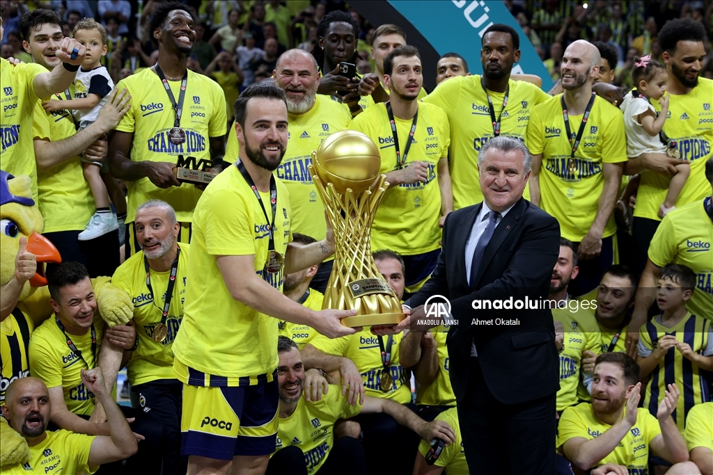 Basketbol Süper Ligi'nde şampiyon Fenerbahçe Beko, kupasını aldı