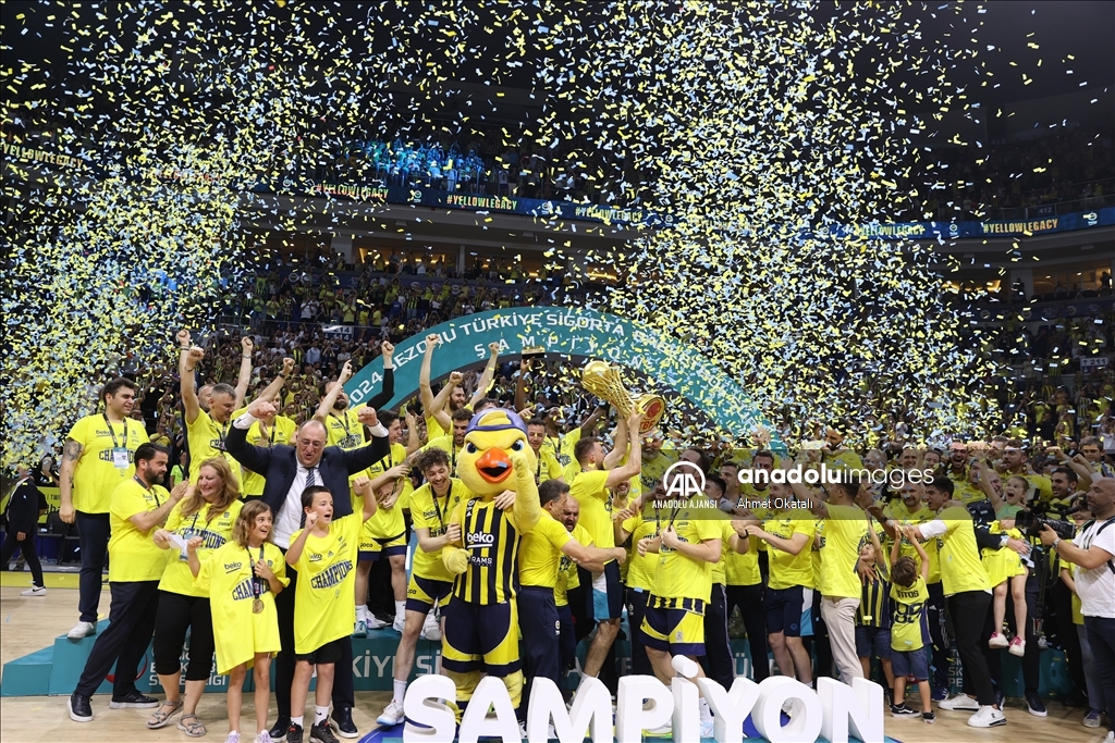 Basketbol Süper Ligi'nde şampiyon Fenerbahçe Beko, kupasını aldı
