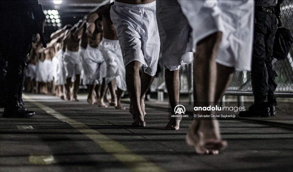 El Salvador'da 2000 çete üyesi, yeni inşa edilen yüksek korunaklı hapishaneye nakledildi