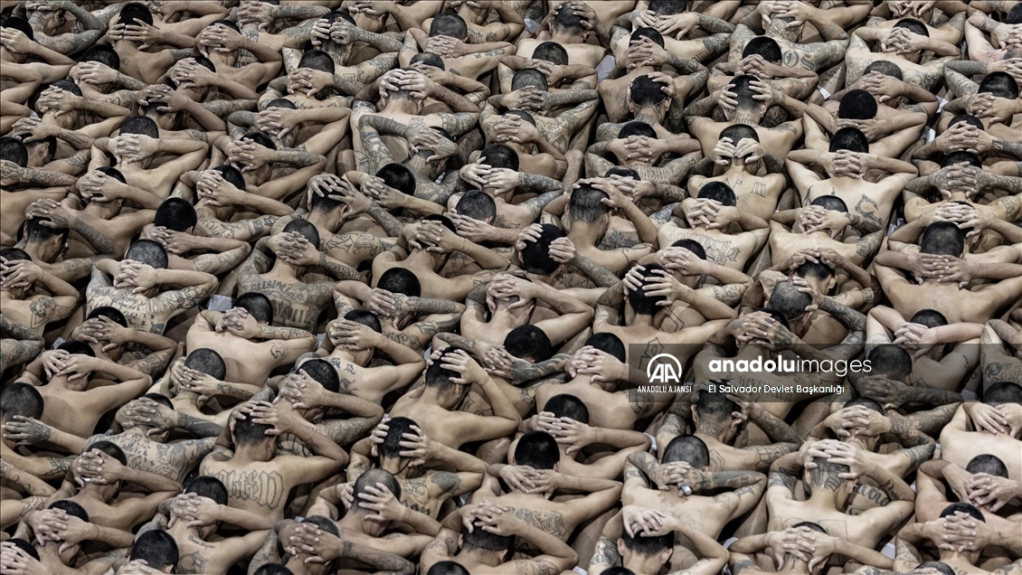 El Salvador'da 2000 çete üyesi, yeni inşa edilen yüksek korunaklı hapishaneye nakledildi