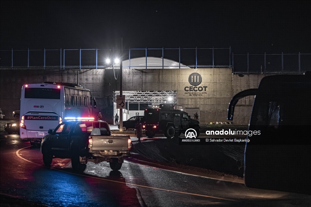 El Salvador'da 2000 çete üyesi, yeni inşa edilen yüksek korunaklı hapishaneye nakledildi