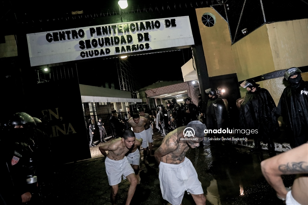 El Salvador'da 2000 çete üyesi, yeni inşa edilen yüksek korunaklı hapishaneye nakledildi