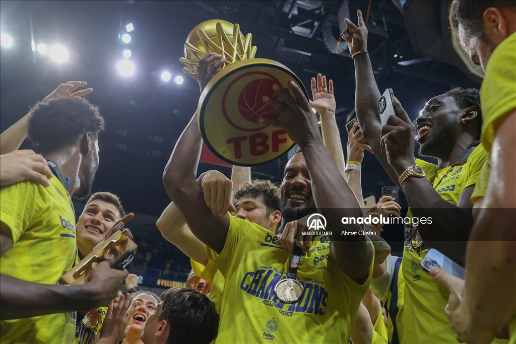 Basketbol Süper Ligi'nde şampiyon Fenerbahçe Beko, kupasını aldı