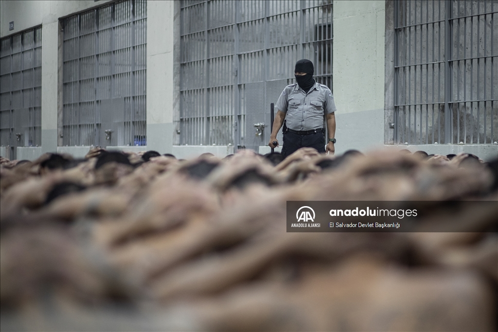 El Salvador'da 2000 çete üyesi, yeni inşa edilen yüksek korunaklı hapishaneye nakledildi