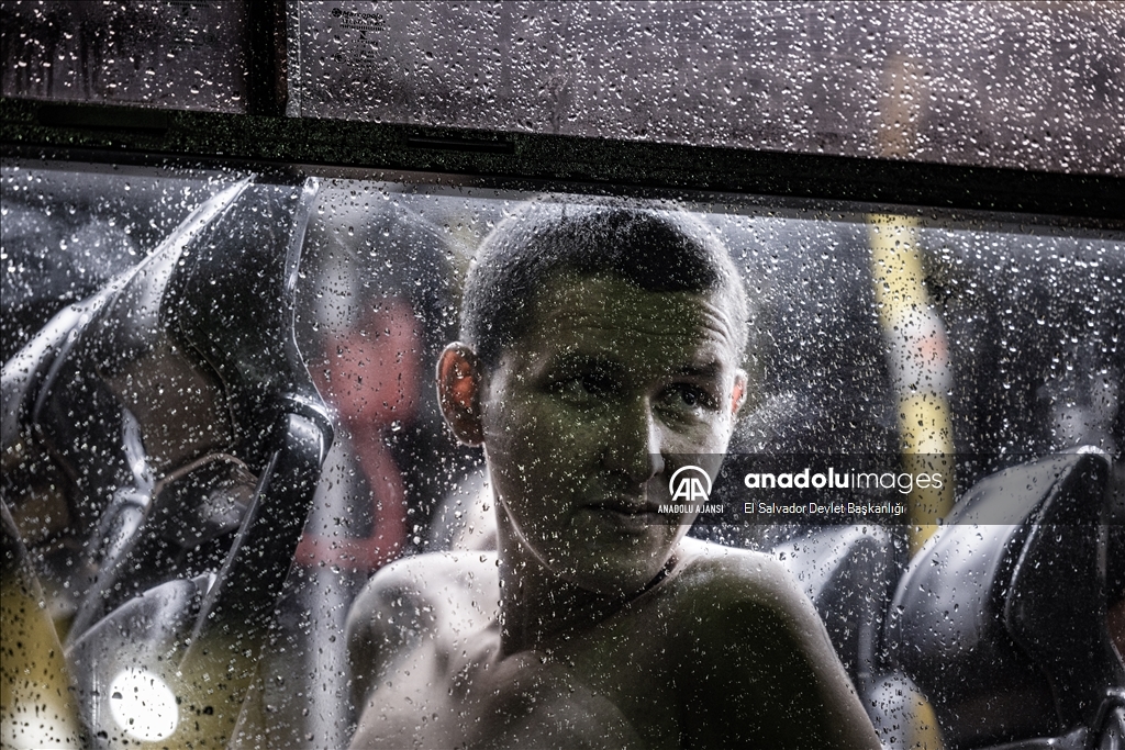 El Salvador'da 2000 çete üyesi, yeni inşa edilen yüksek korunaklı hapishaneye nakledildi