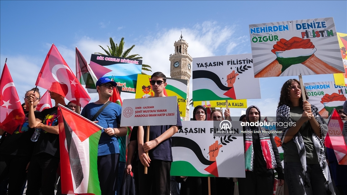 İzmir'de bir grup lise öğrencisi, Filistinli kardeşlerine destek için toplandı